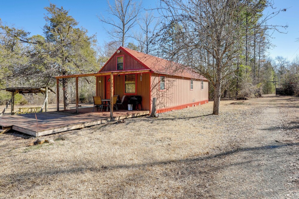 3 Mi to Greers Ferry Lake: Peaceful Cabin w/ Deck!