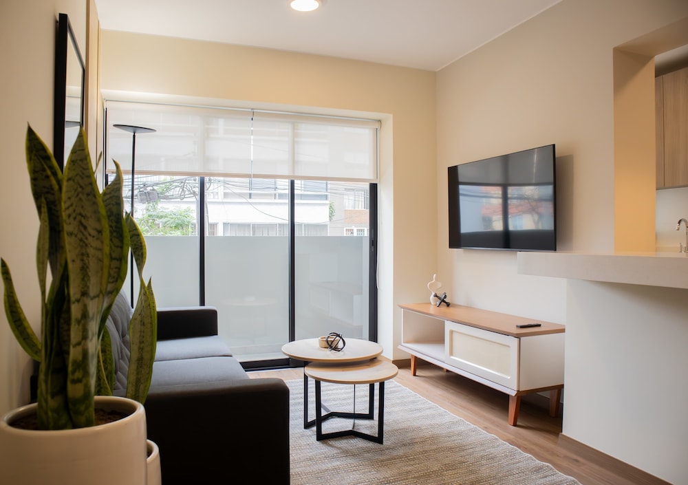 w Chic 1BR Apartment w Scenic Balcony in Central Miraflores