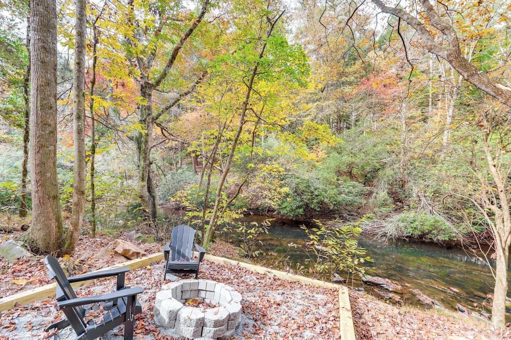 Private Hot Tub: Secluded Ellijay Cabin on River