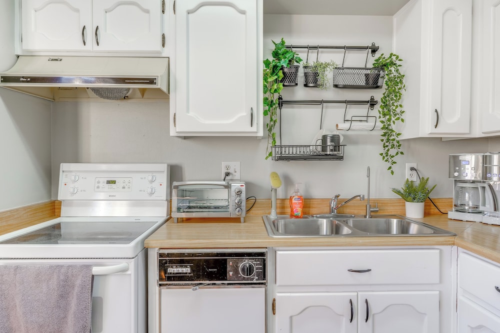Walk to Conveniences: Tempe Condo w/ Pool!