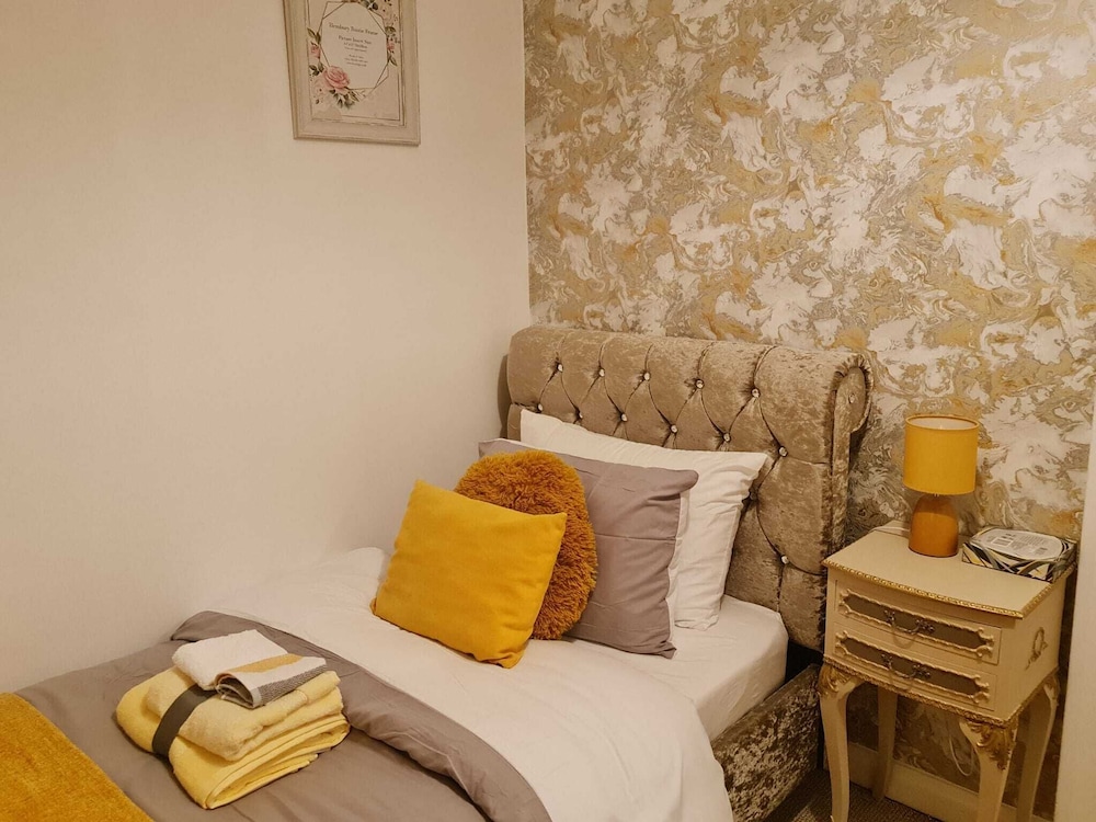 Immaculate 3-bed House in Middleton view 3