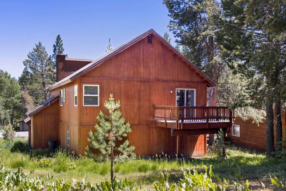 < 8 Mi to Donner Lake: Home w/ Deck + Balcony! view 5