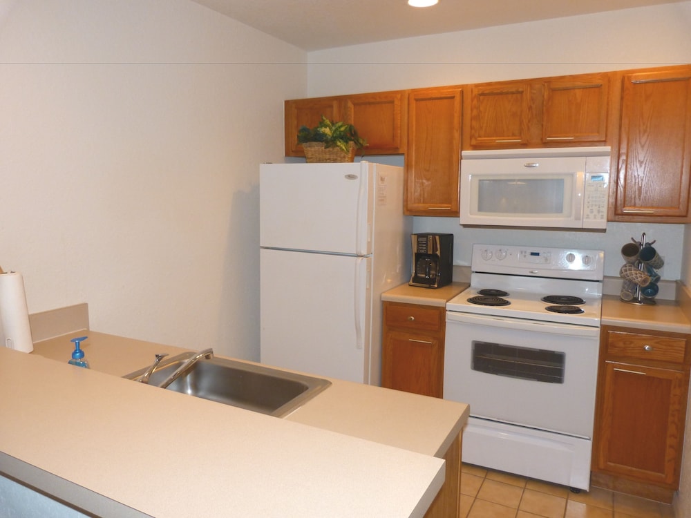 Near Theme Parks! Gorgeous 3 BR Town Home, Splash Park, Pool, Lake, And More!