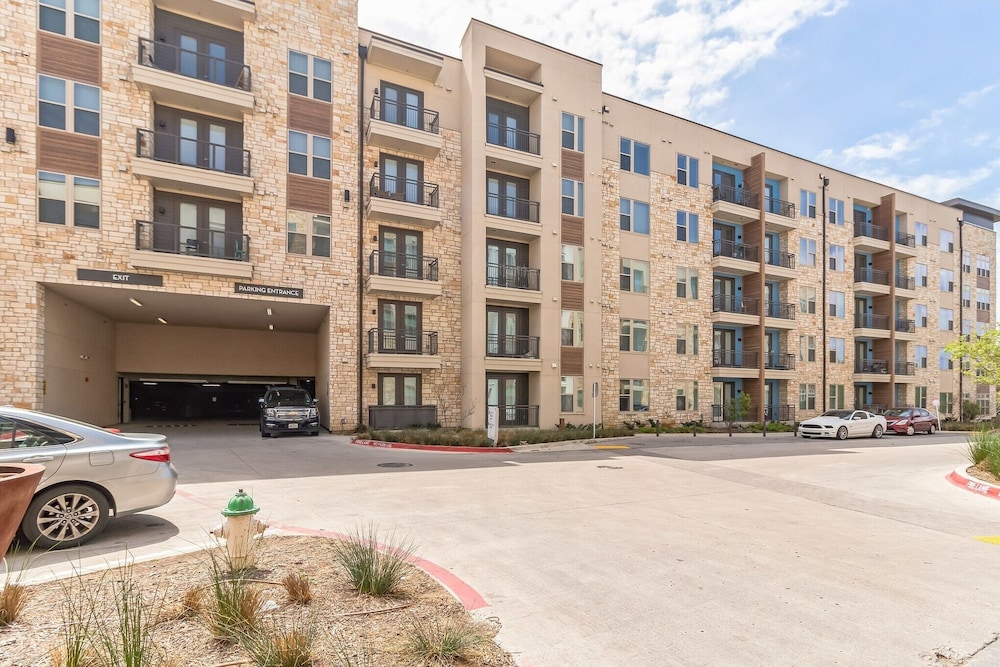 Location! Location! Cozy & Luxe 1 Bedroom Apts by Redawning view 4