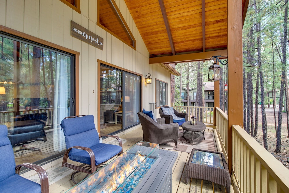 Game Room, Fire Pit, Deck: Remodeled Pinetop Cabin
