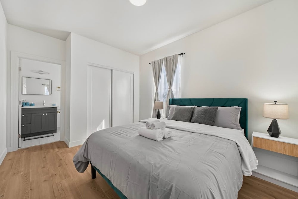 Massive 8BR Home in Hayward With AC Free Parking