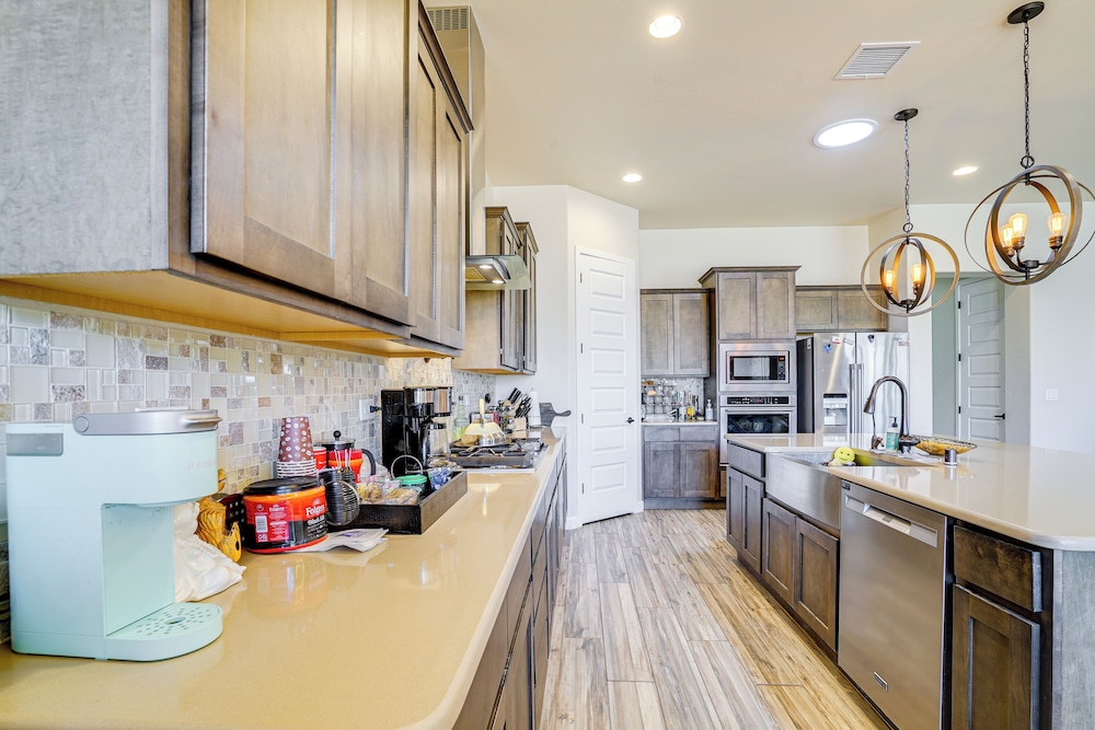 Private Hot Tub + Putting Green: El Paso Getaway!