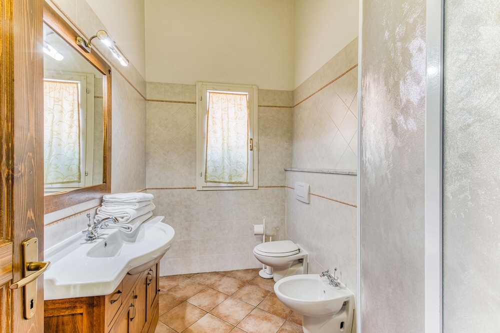 Ribes Family Apt Shared Pool,volterra view 5