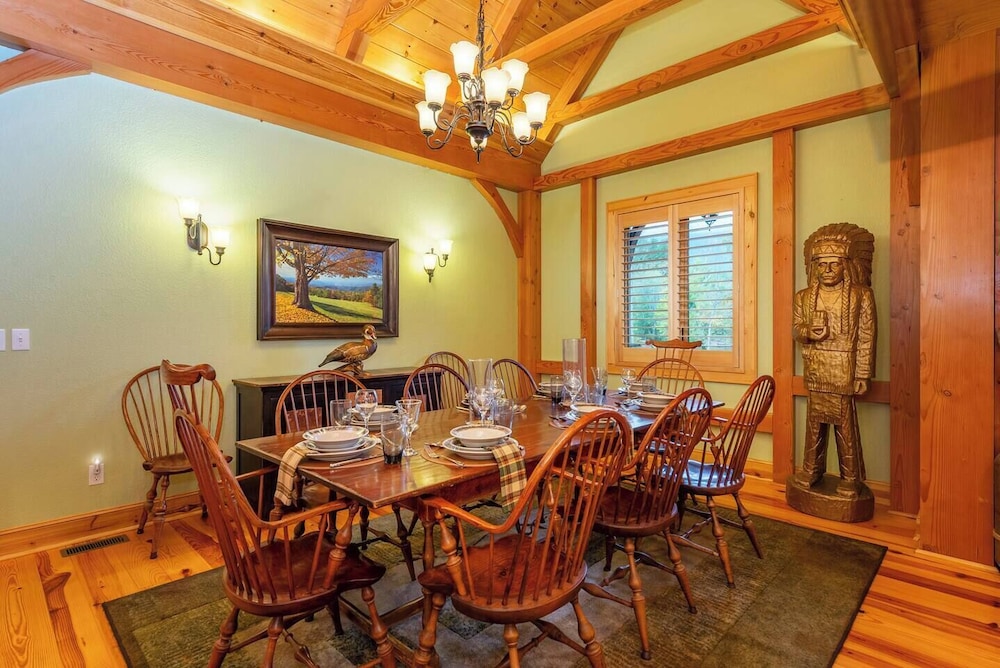 Luxe Riverfront Escape Mtn Views Pickleball Ct