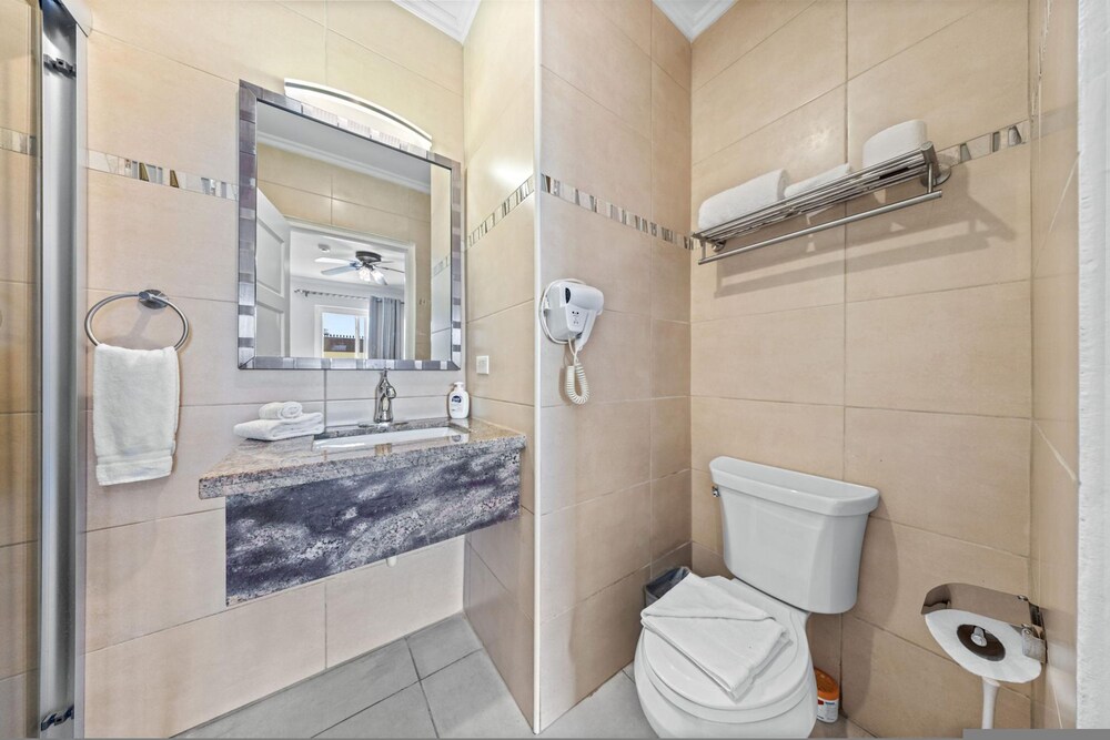 Charming 1br1ba Condo Steps From Eagle Beach