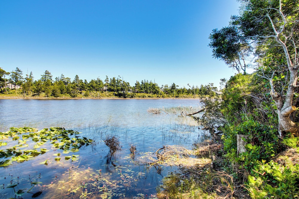Quiet Lakefront Retreat < 2 Mi to Heceta Beach!