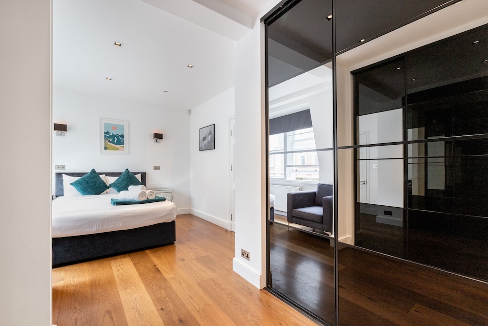Stylish 2BR 2BA by the Heart of Soho