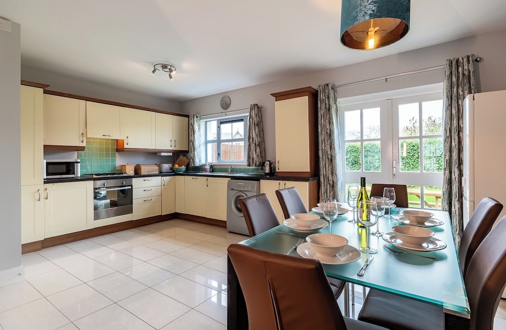 3 Bedroom pet Friendly Home With Access to Pool