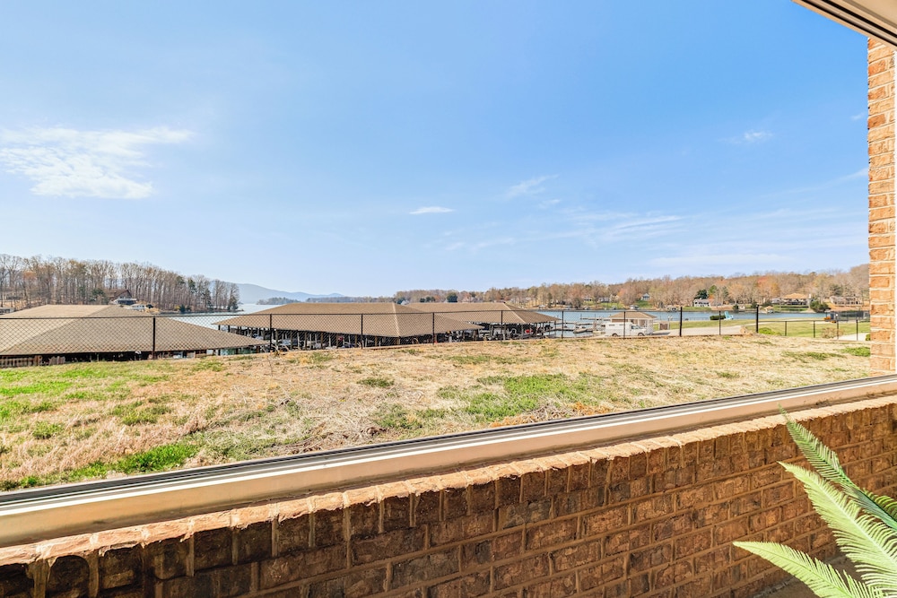 Smith Mountain Lake Retreat w/ Resort Amenities!