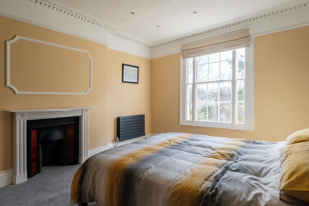 Large Central 5 BD with Stunning Gardens view 4