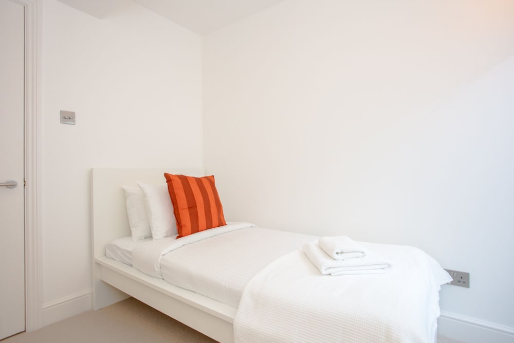 Newly Refurbished Modern 3 Bedroom Apartment in Affluent Fulham