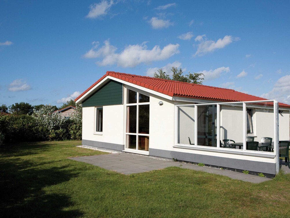 Well-kept Bungalow With Dishwasher Near the Beach