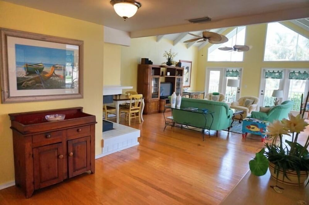 KEN407 5 Bedroom Holiday Home by Marco Naples Vacation Homes