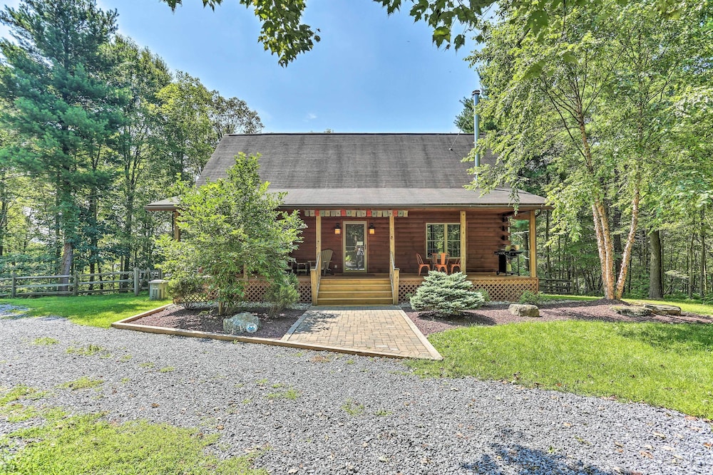 Palmerton Cabin w/ Game Room ~ 5 Mi to Blue Mtn