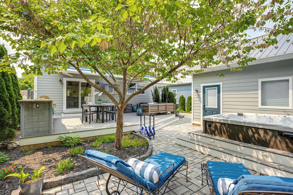 Near Solomons Island Boardwalk: Home w/ Hot Tub!