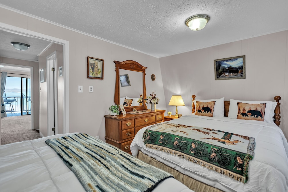Beautiful Lakeview Chateau With Stunning Views 3 Bedroom Home
