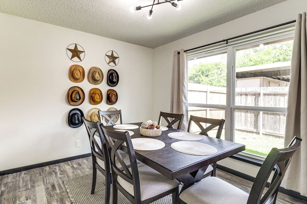 5 Mi to At&t Stadium: Townhome w/ Community Pools!