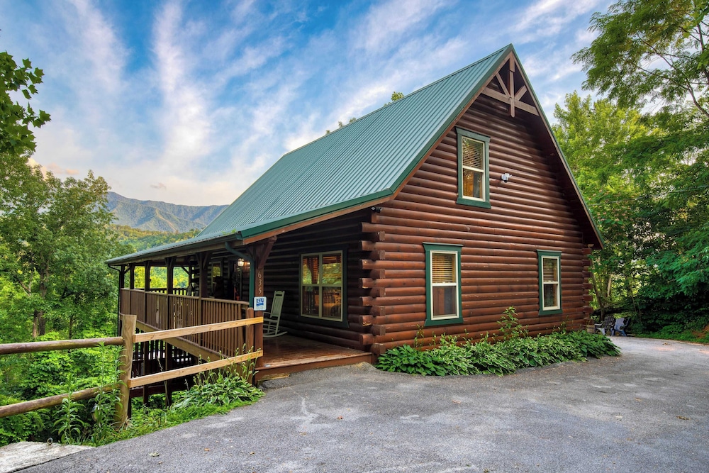 Triple Mountain View by Avantstay: Hot Tub, Game Room & Stunning Smoky Mountain Views