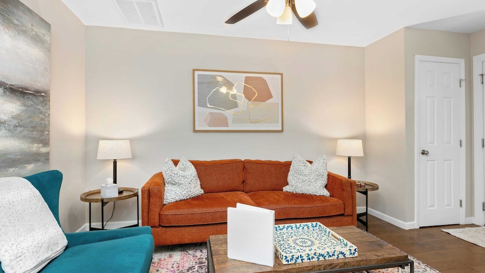 10 Townhomes, Sleeps 89 6 Mins to DT Asheville Sycamore Cove by Avantstay