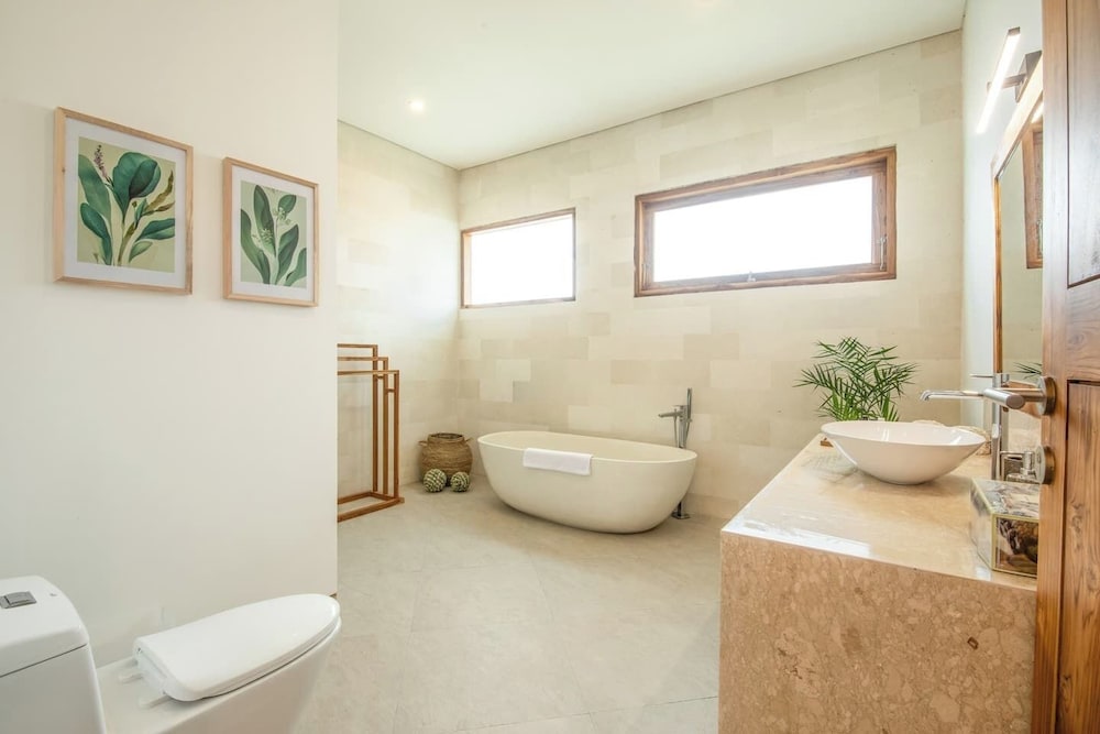 Luxurious 6 BR With Sea View, 5 Mins to Savaya