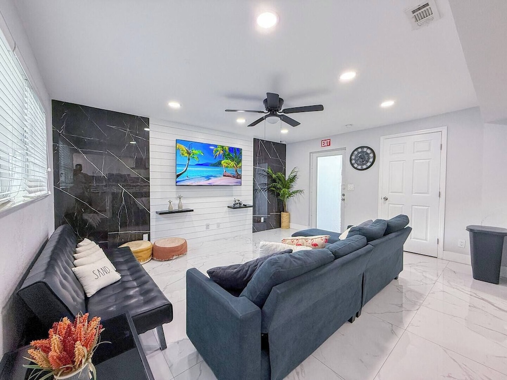 Modern Escape Chef s Kitchen Private Yard
