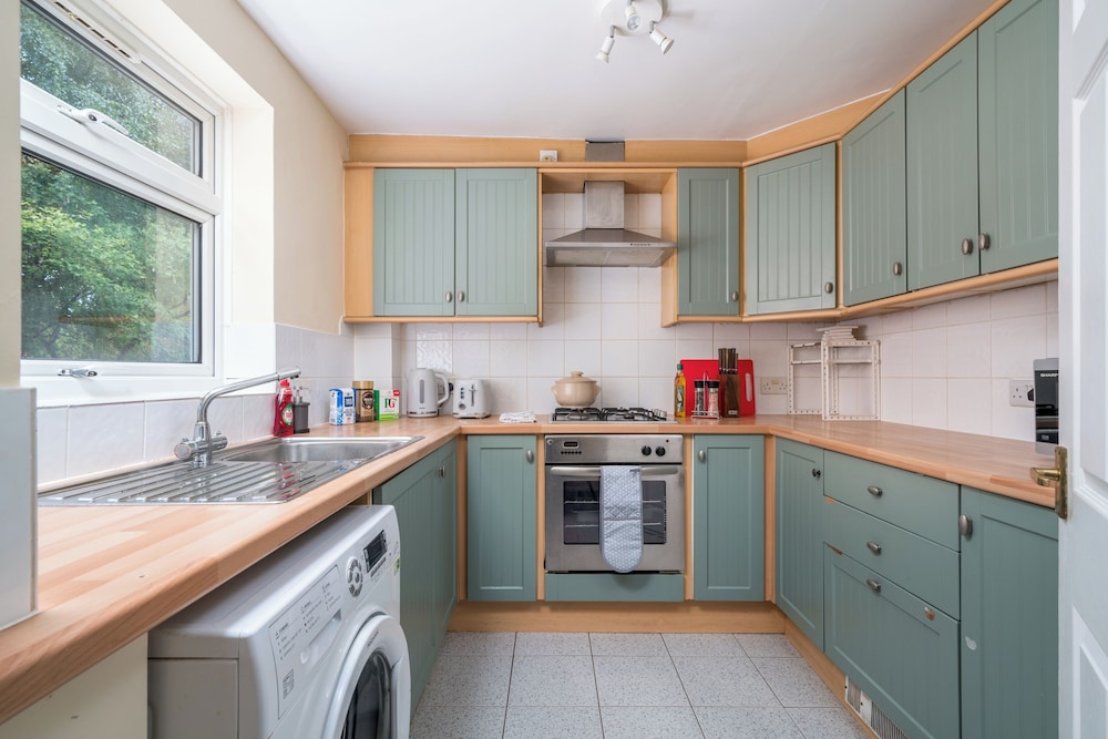 Redhill Retreat - Cozy 2 Bedroom Apartment