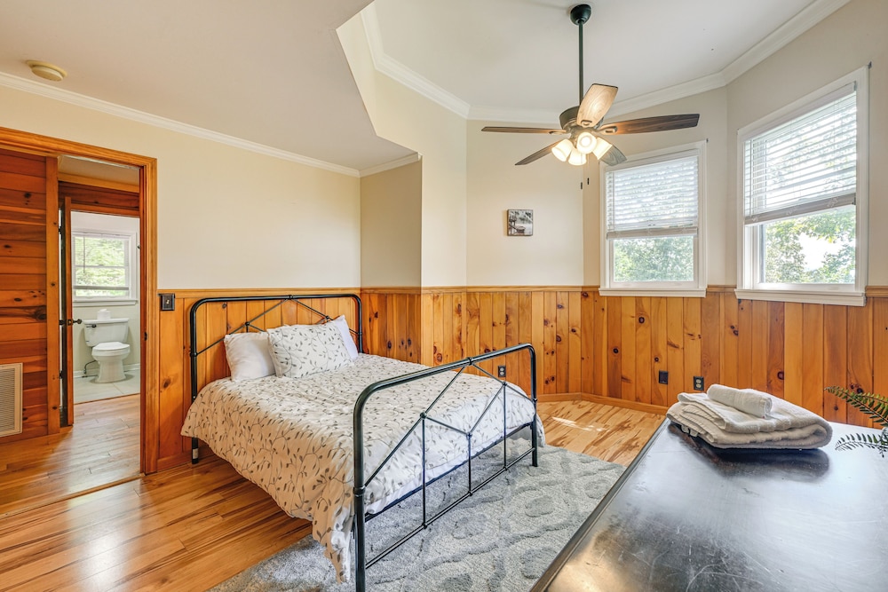 5-story Group Getaway w/ Game Room in Franklin!