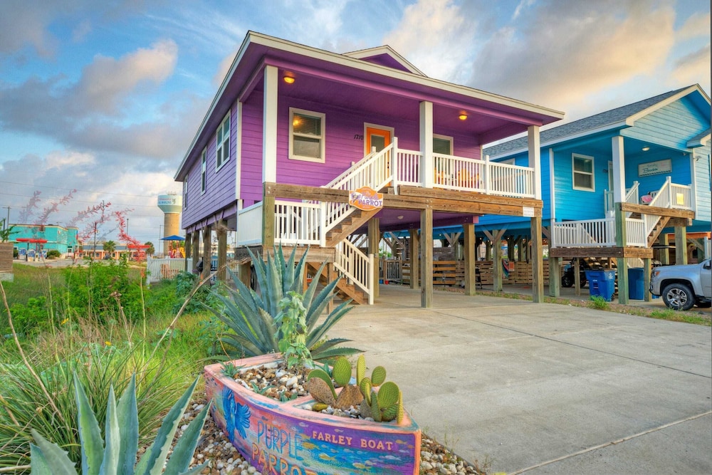 Purple Parrot by Avantstay Heated Pool, Beach Access & Central Port A Location