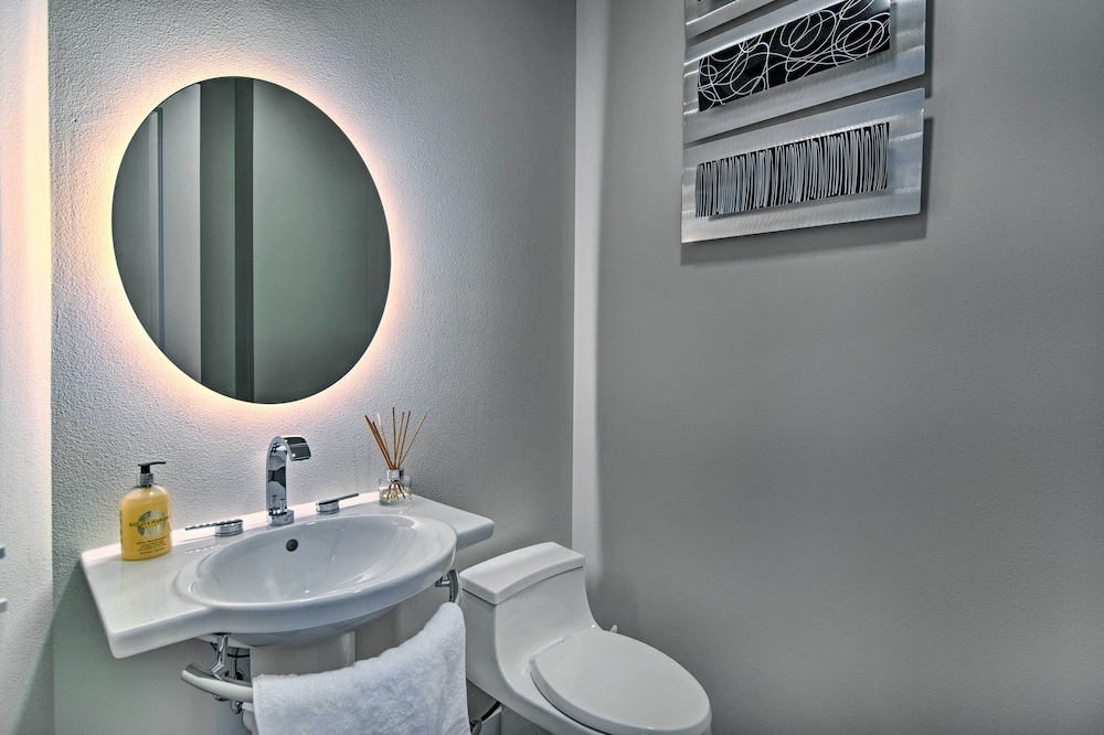 Modern Anchorage Townhome - By Delaney Park Strip!