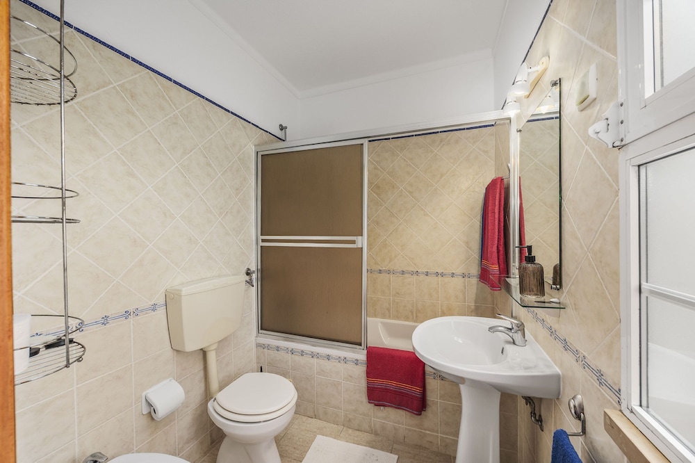 Muxima in Quelfes With 3 Bedrooms and 2 Bathrooms