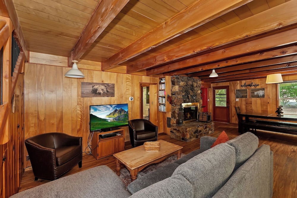 Sunshine Cabin Cozy 2-Story Getaway