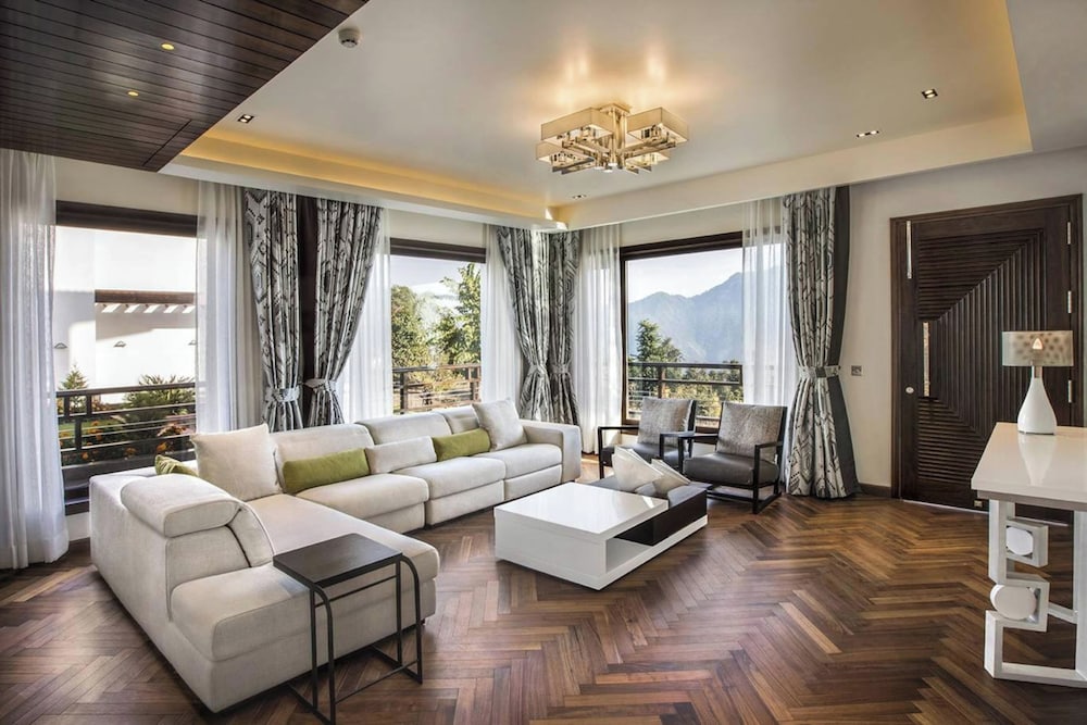 An Extravagant Pushp Villa Overlooking the Ganges