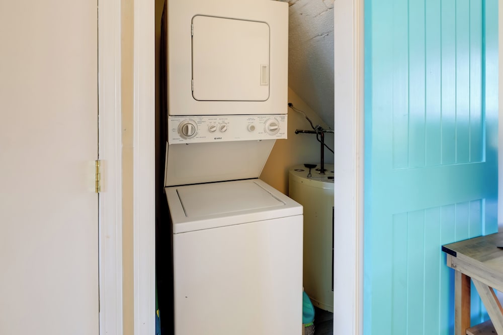 1/2 Mi to Atlantic Beach: Townhome w/ Balcony!