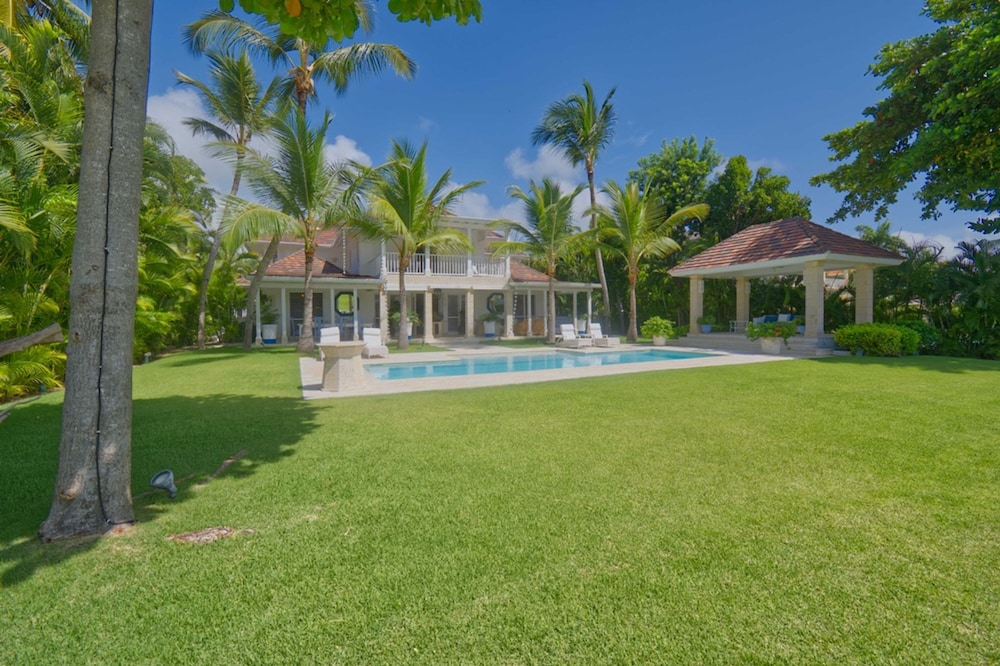 Ocean View Villa Just Minutes From Private Beaches