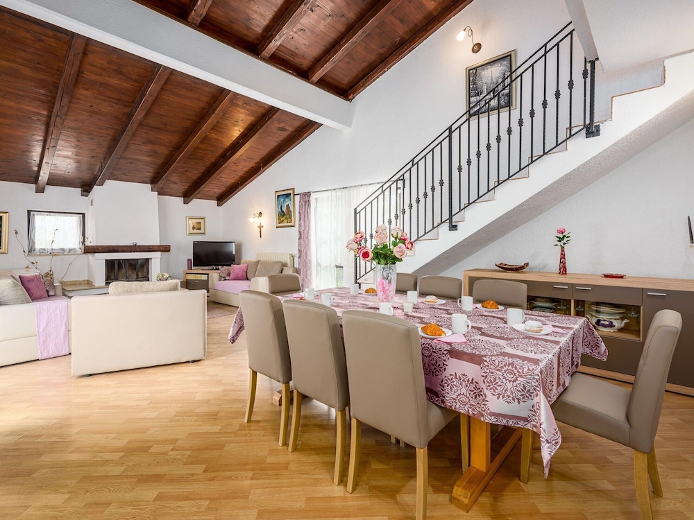 Scenic Villa With Private Garden