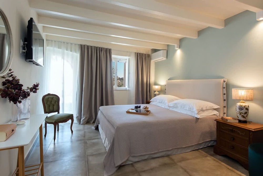 Iliopetra House 3 - Corfu Poolside Retreat