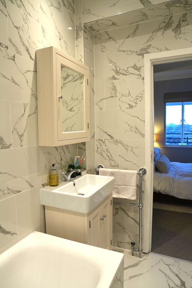 Large 1 Bedroom Apartment - Chelsea