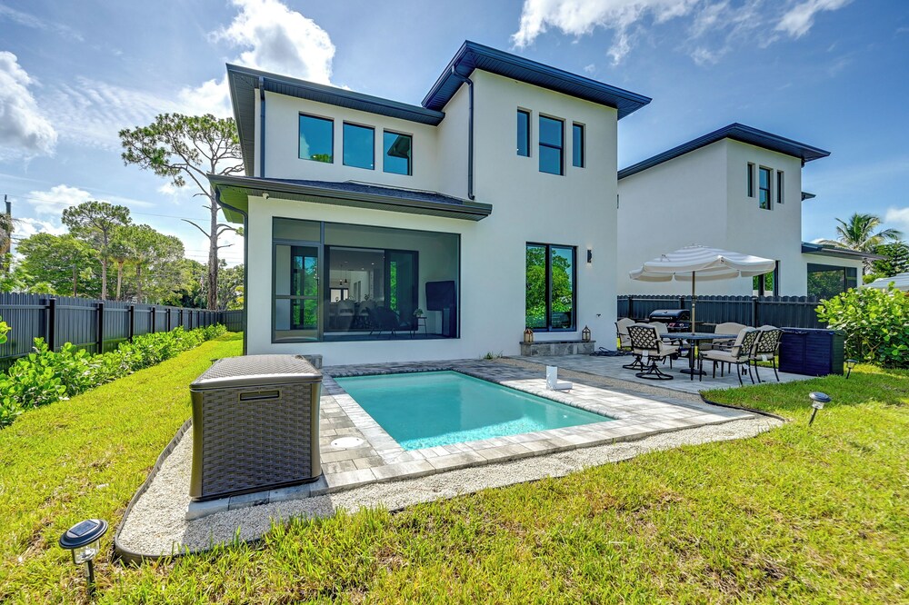 3 Mi to Naples Beach: Luxurious Home w/ Pool!