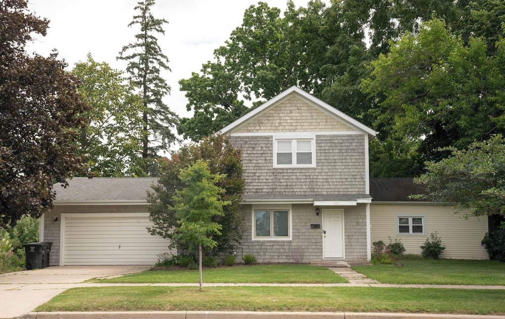 Three Blocks From Paradise Cozy Home for 8 Near Lake Geneva