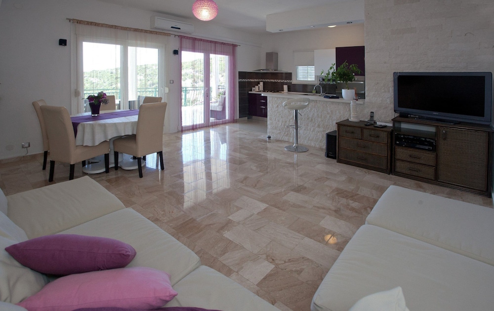 Wonderful Visinisce Apartments With Terrace and Sea Views