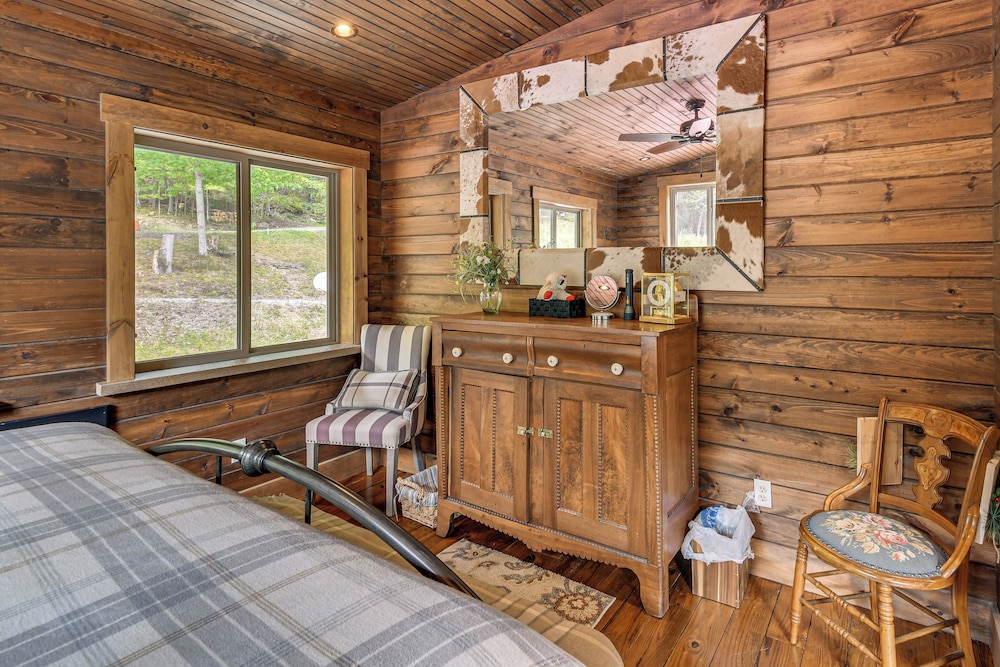 Luxe Cabin Compound 4 Mi to Cameron State Forest!