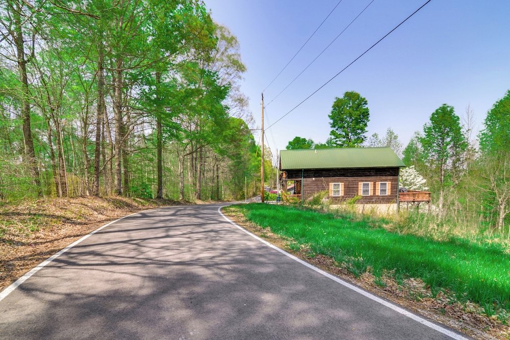 3 Mi to Marina: Cabin w/ Hot Tub in Byrdstown!
