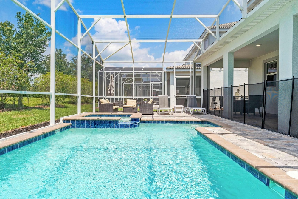 Resort Vibes At Championsgate - Home for 14 With Private Lanai