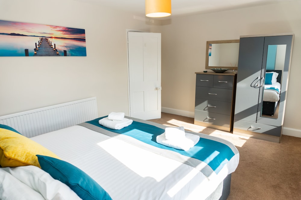 Comfy, 2 Bed House, Sleeps 6 with Garden and Free Parking in Cheltenham view 2