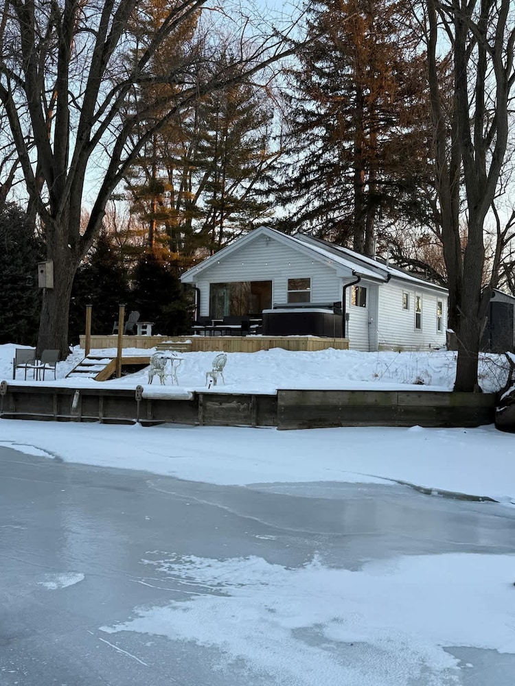 Cozy 3BR Cabin With Hot Tub on Nippersink Creek